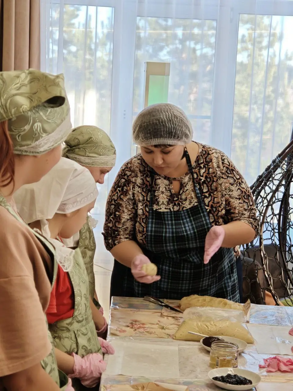 КАК МЫ БУЛОЧКИ ПЕКЛИ... ИЛИ ТЕПЛАЯ ВСТРЕЧА В ПРЕДДВЕРИИ ДНЯ МАТЕРИ