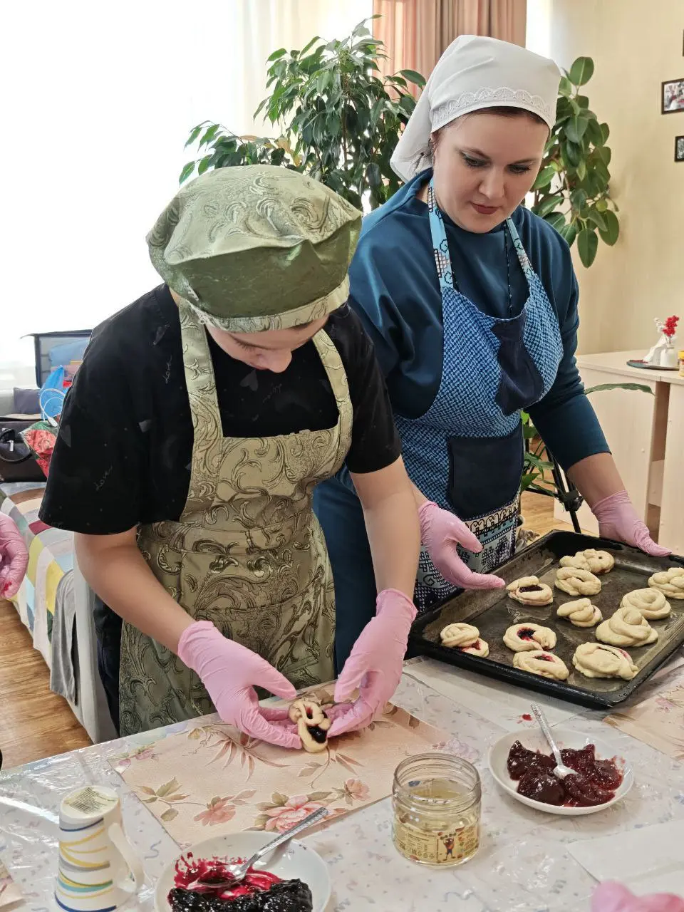 КАК МЫ БУЛОЧКИ ПЕКЛИ... ИЛИ ТЕПЛАЯ ВСТРЕЧА В ПРЕДДВЕРИИ ДНЯ МАТЕРИ