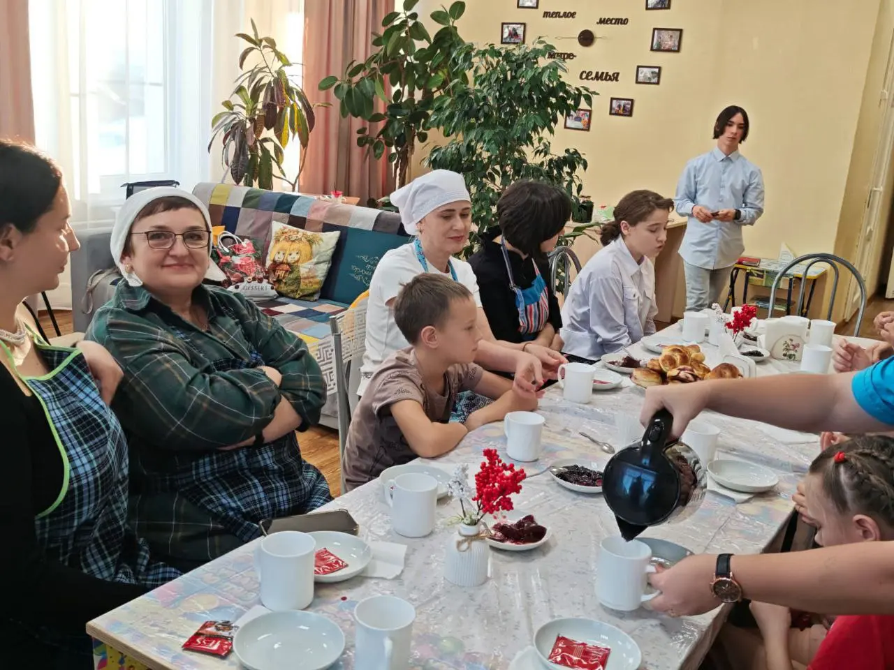 КАК МЫ БУЛОЧКИ ПЕКЛИ... ИЛИ ТЕПЛАЯ ВСТРЕЧА В ПРЕДДВЕРИИ ДНЯ МАТЕРИ