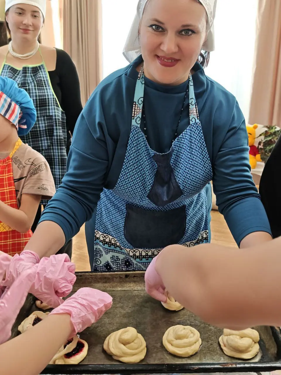 КАК МЫ БУЛОЧКИ ПЕКЛИ... ИЛИ ТЕПЛАЯ ВСТРЕЧА В ПРЕДДВЕРИИ ДНЯ МАТЕРИ