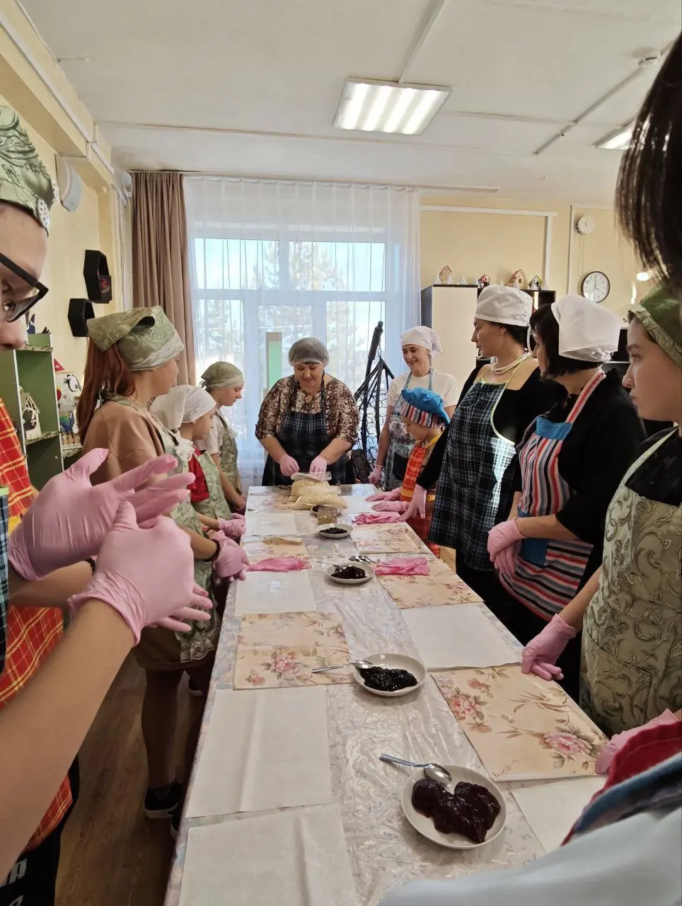 КАК МЫ БУЛОЧКИ ПЕКЛИ... ИЛИ ТЕПЛАЯ ВСТРЕЧА В ПРЕДДВЕРИИ ДНЯ МАТЕРИ