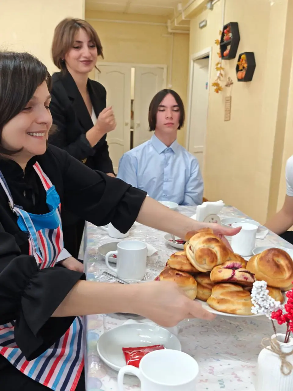 КАК МЫ БУЛОЧКИ ПЕКЛИ... ИЛИ ТЕПЛАЯ ВСТРЕЧА В ПРЕДДВЕРИИ ДНЯ МАТЕРИ