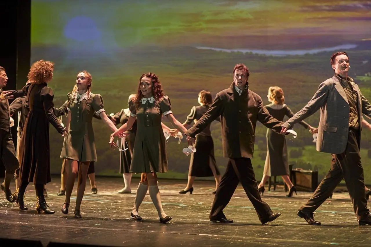 Брехт, страх и надежда: Никита Михалков покажет в Петербурге спектакль «Перед рассветом»