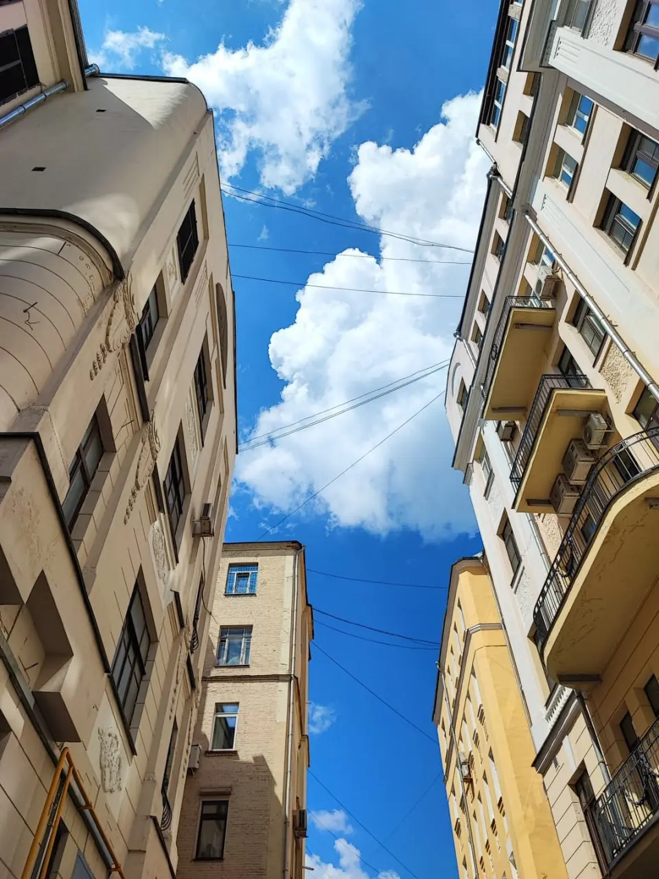 По арбатским дворам с диктором Первого канала — стендап-экскурсия