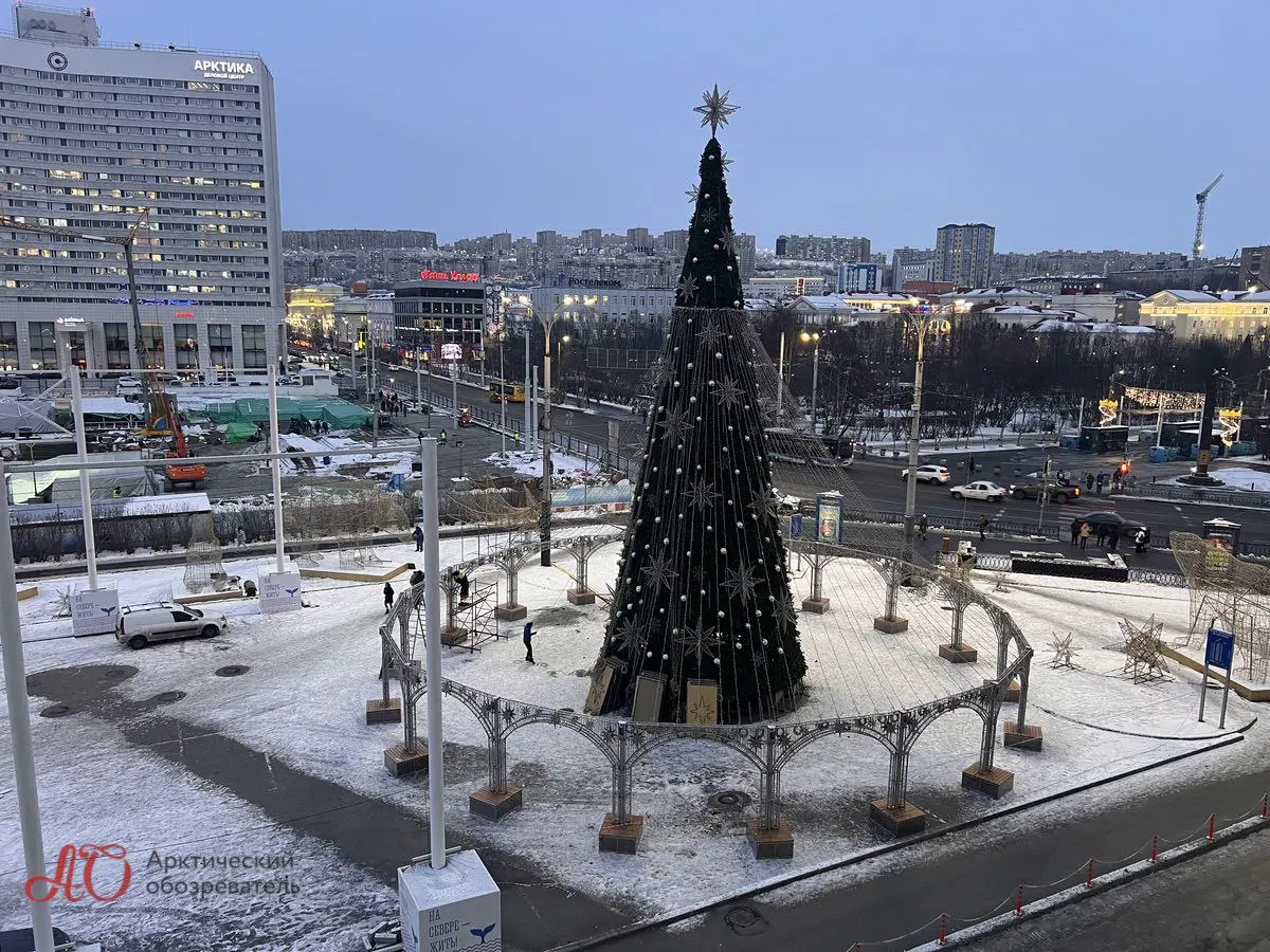 Установка и украшение главной городской ёлки на временно исполняющей обязанности площади города