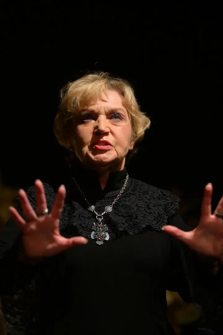 ЗЕРКАЛО ДЛЯ КОРОЛЕВЫ