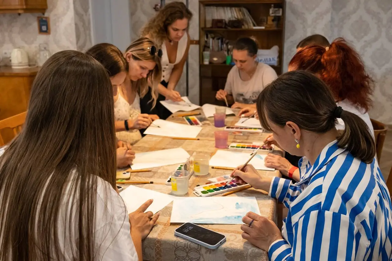 Ноябрьская встреча «Кружка рисования» с художницей Анной Деркач посвящена предстоящему Дню матери.