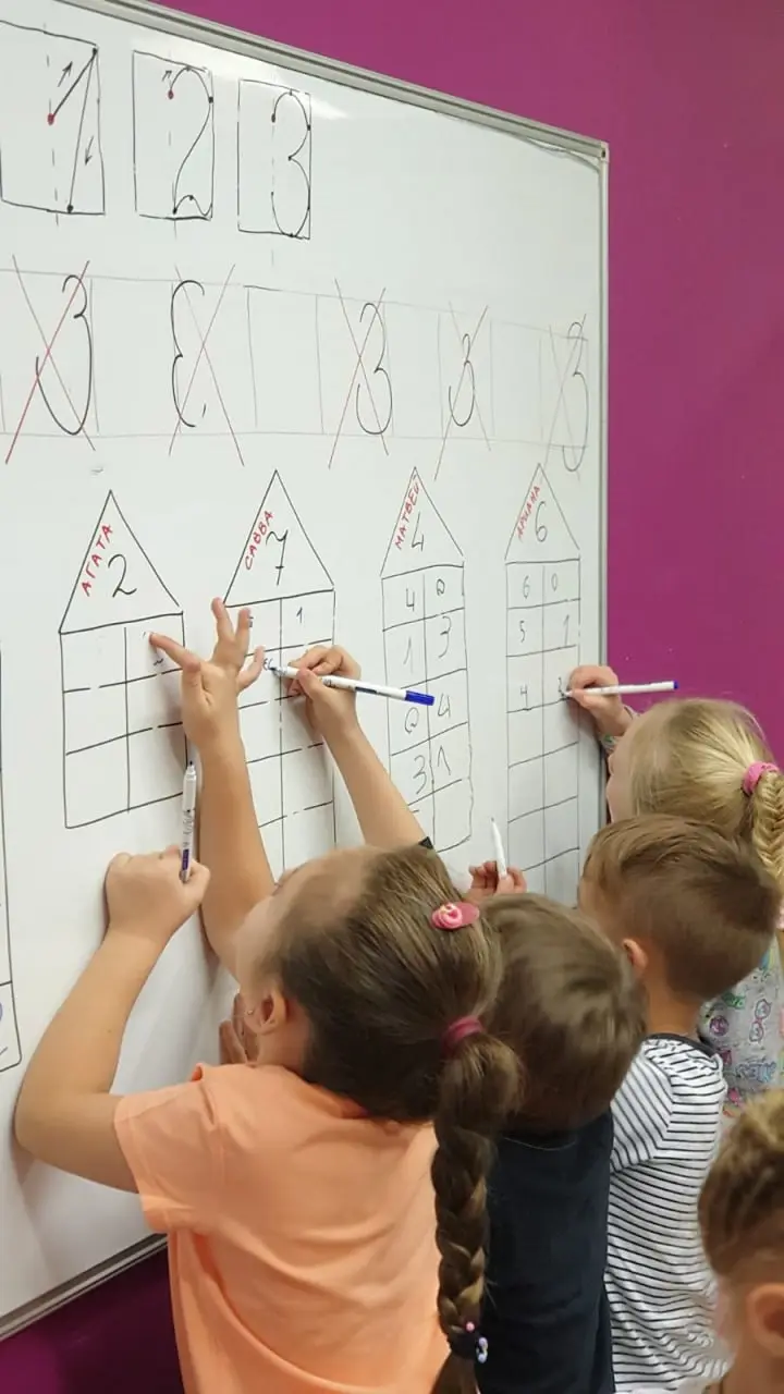 Учимся, играя в студии семейного клуба "Дерево сказок"