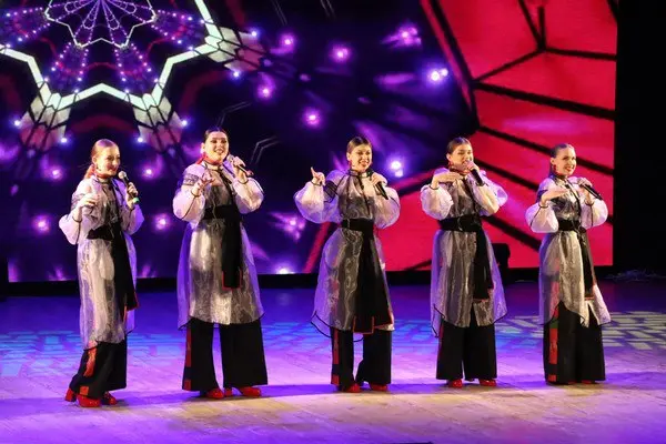 Музыкальная программа "Фолк-драйв по-русски"