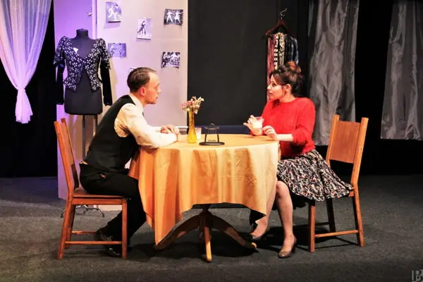 Двое на качелях