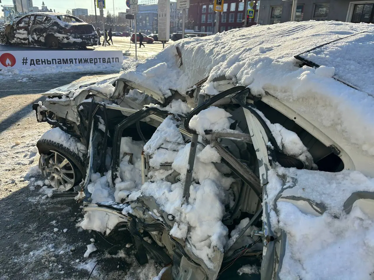 Ко Дню памяти жертв ДТП напротив НГУАДИ выставили разбитые автомобили