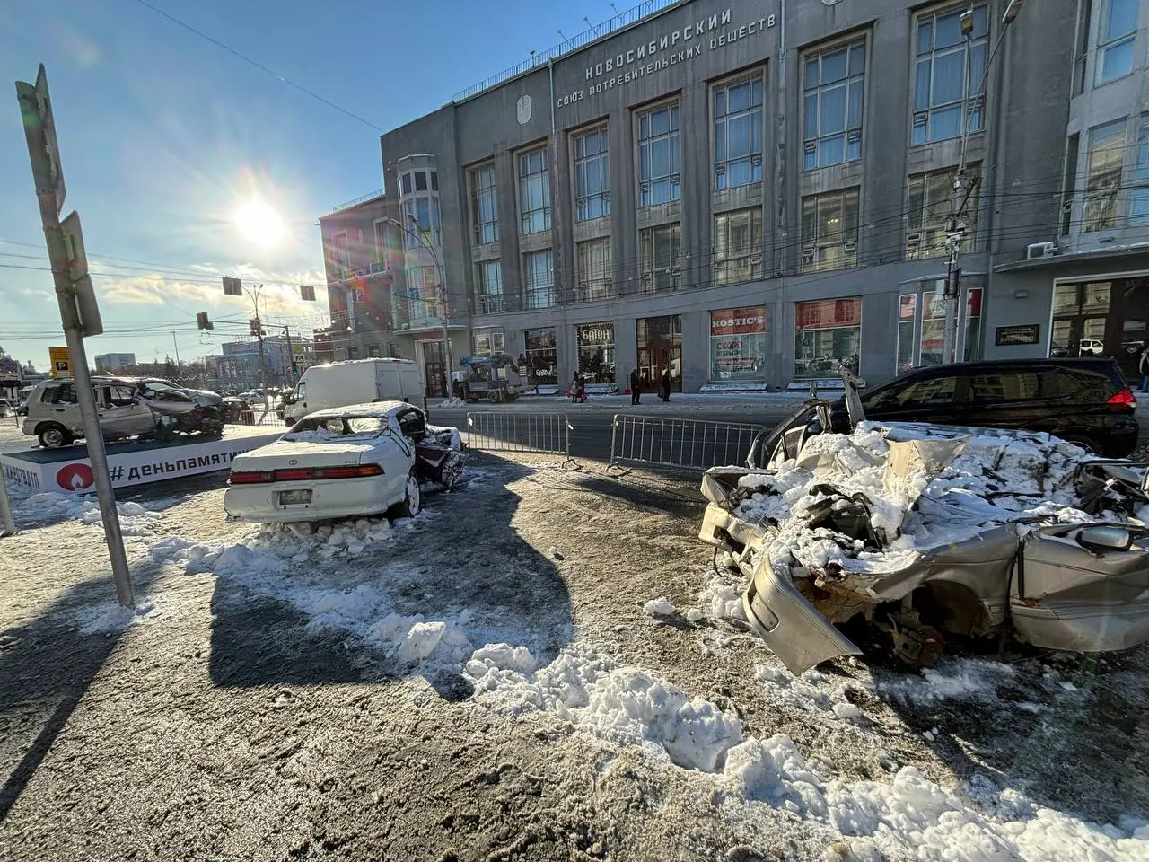 Ко Дню памяти жертв ДТП напротив НГУАДИ выставили разбитые автомобили