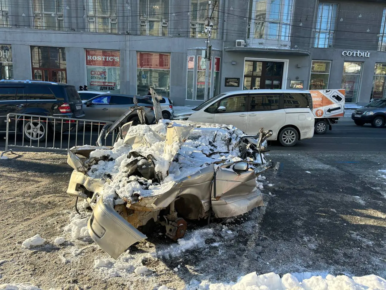 Ко Дню памяти жертв ДТП напротив НГУАДИ выставили разбитые автомобили