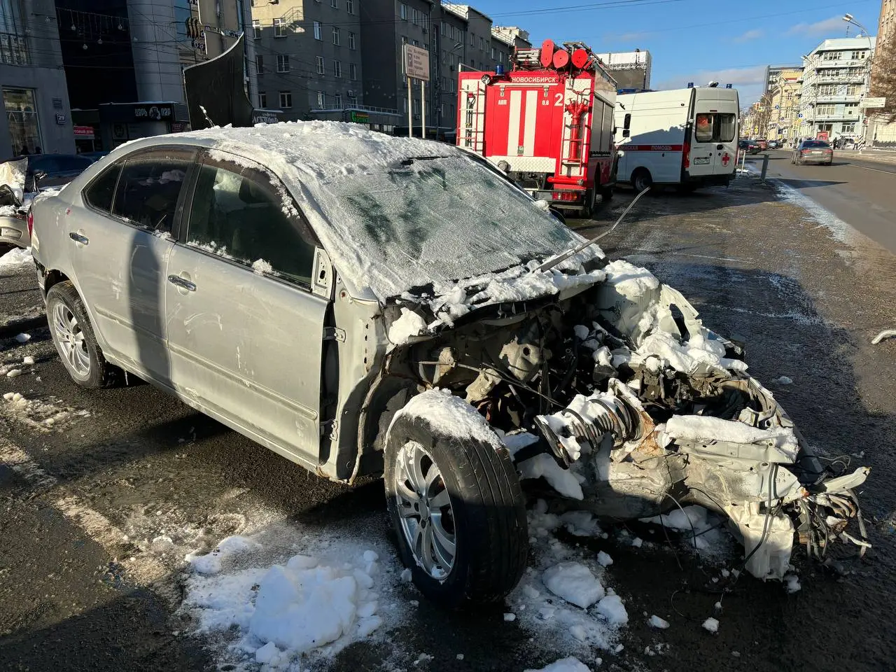 Ко Дню памяти жертв ДТП напротив НГУАДИ выставили разбитые автомобили