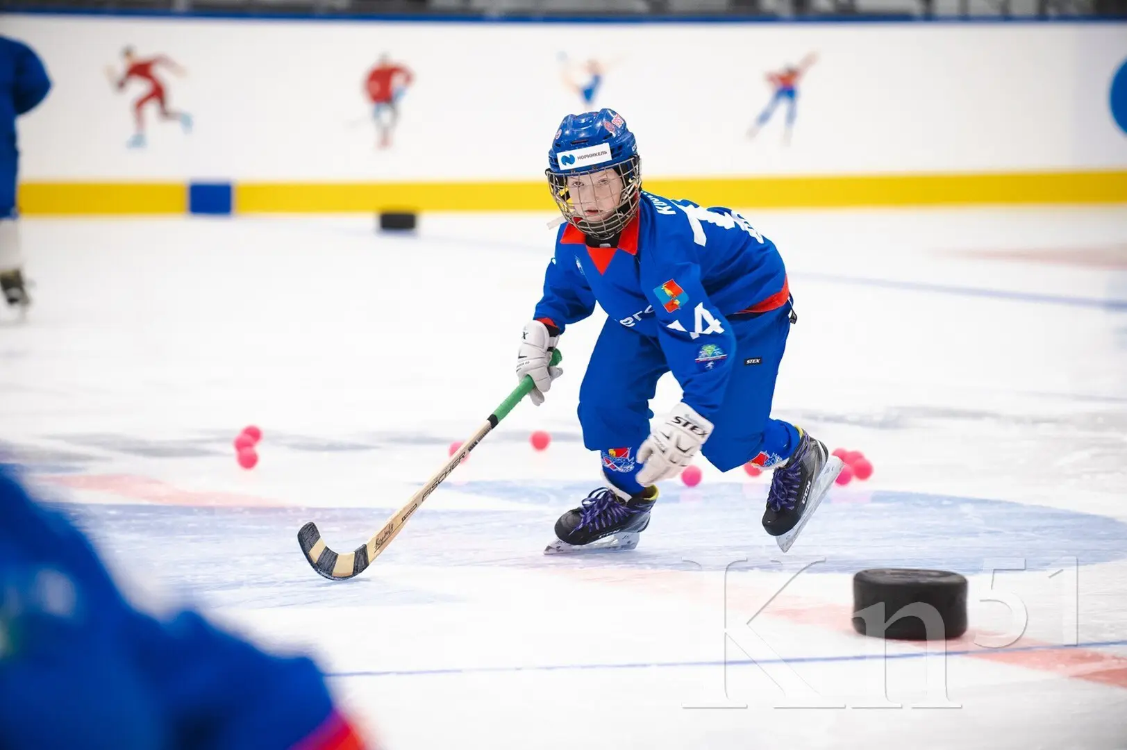 Первыми посетителями ледовой арены в Мончегорске: мастер-класс по хоккею для воспитанников спортшколы