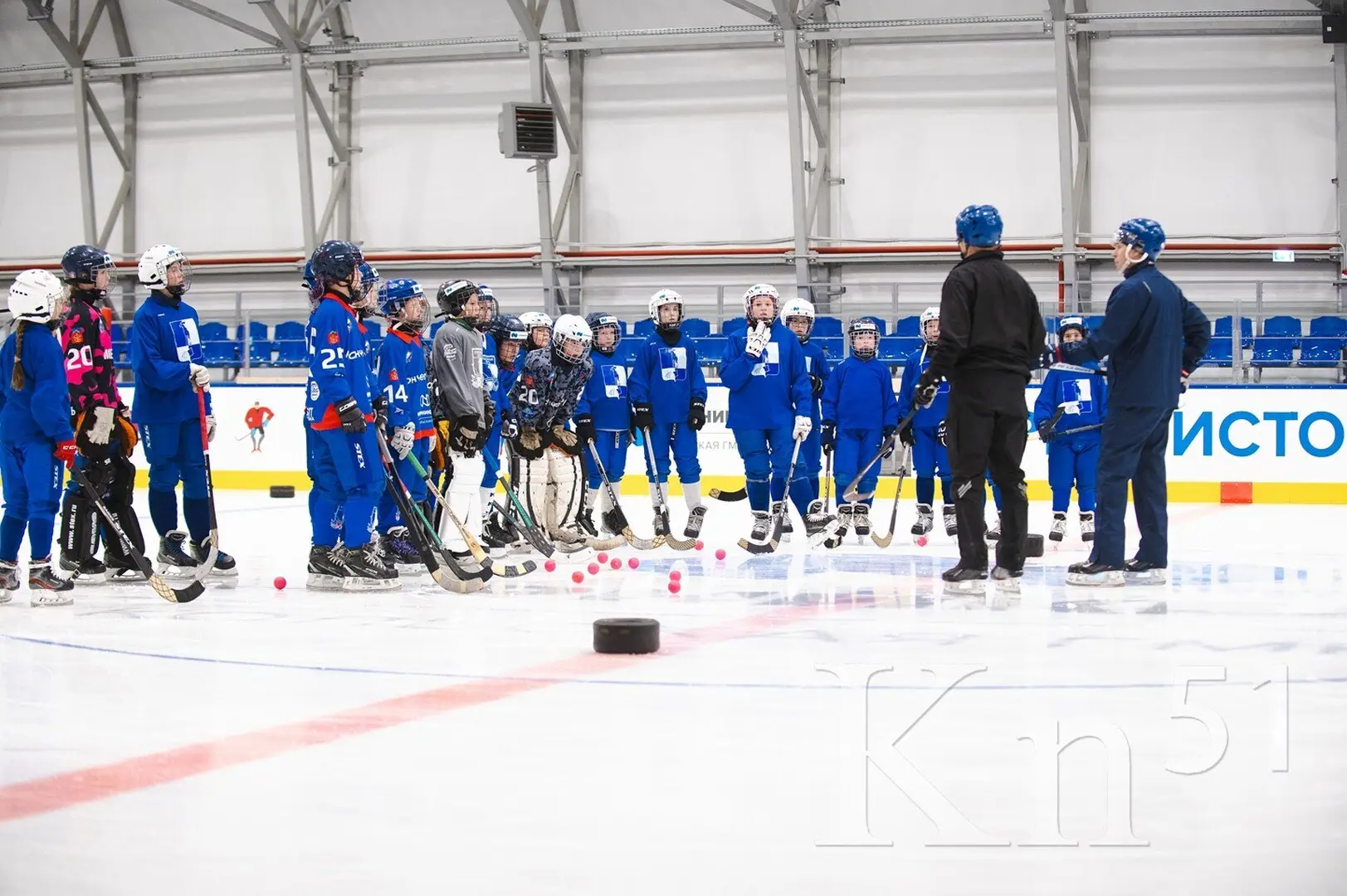 Первыми посетителями ледовой арены в Мончегорске: мастер-класс по хоккею для воспитанников спортшколы