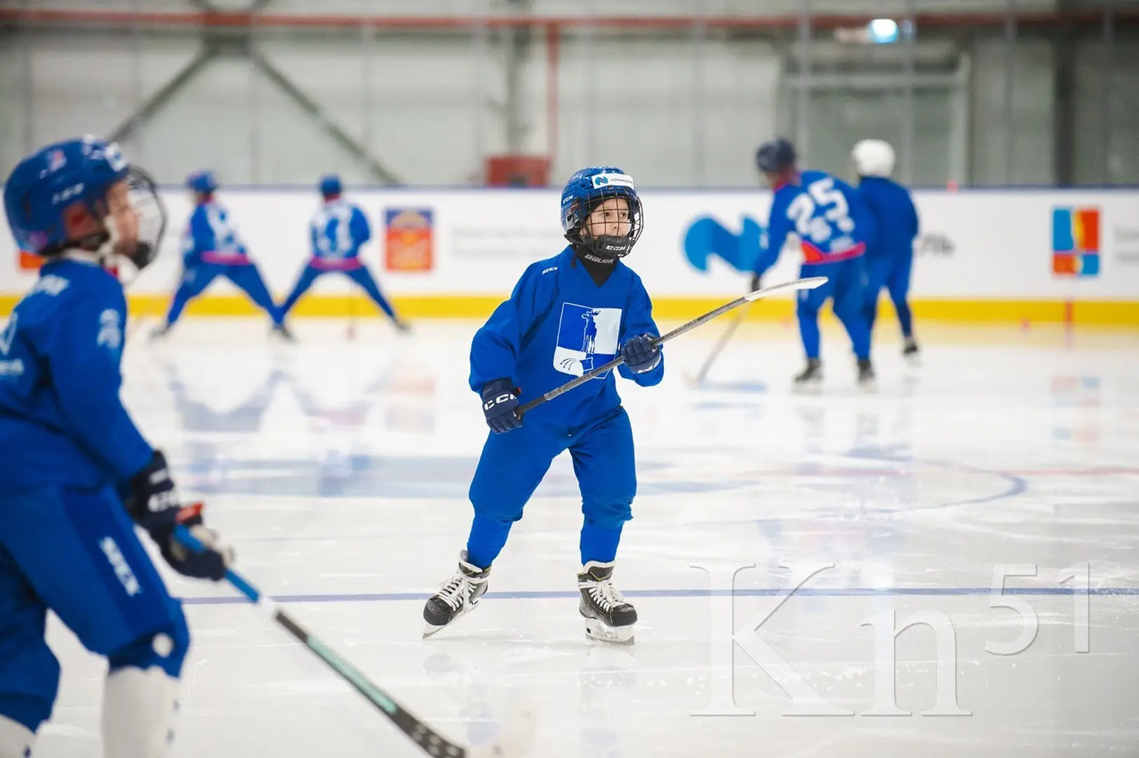 Первыми посетителями ледовой арены в Мончегорске: мастер-класс по хоккею для воспитанников спортшколы