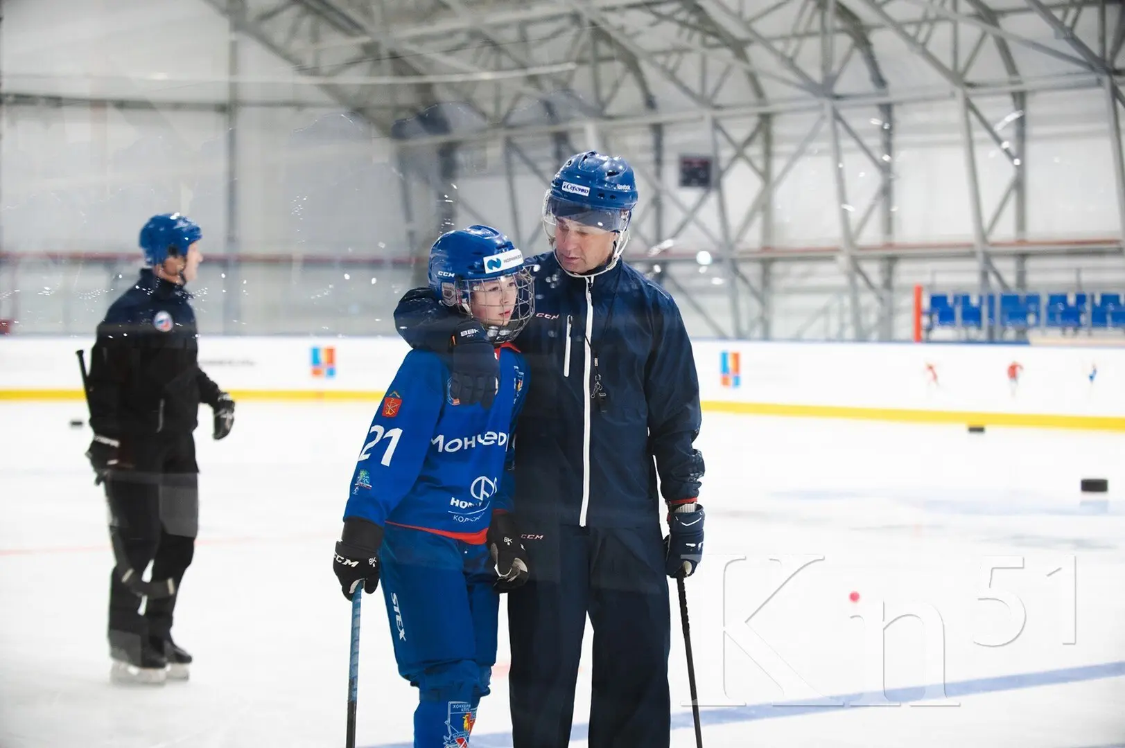 Первыми посетителями ледовой арены в Мончегорске: мастер-класс по хоккею для воспитанников спортшколы