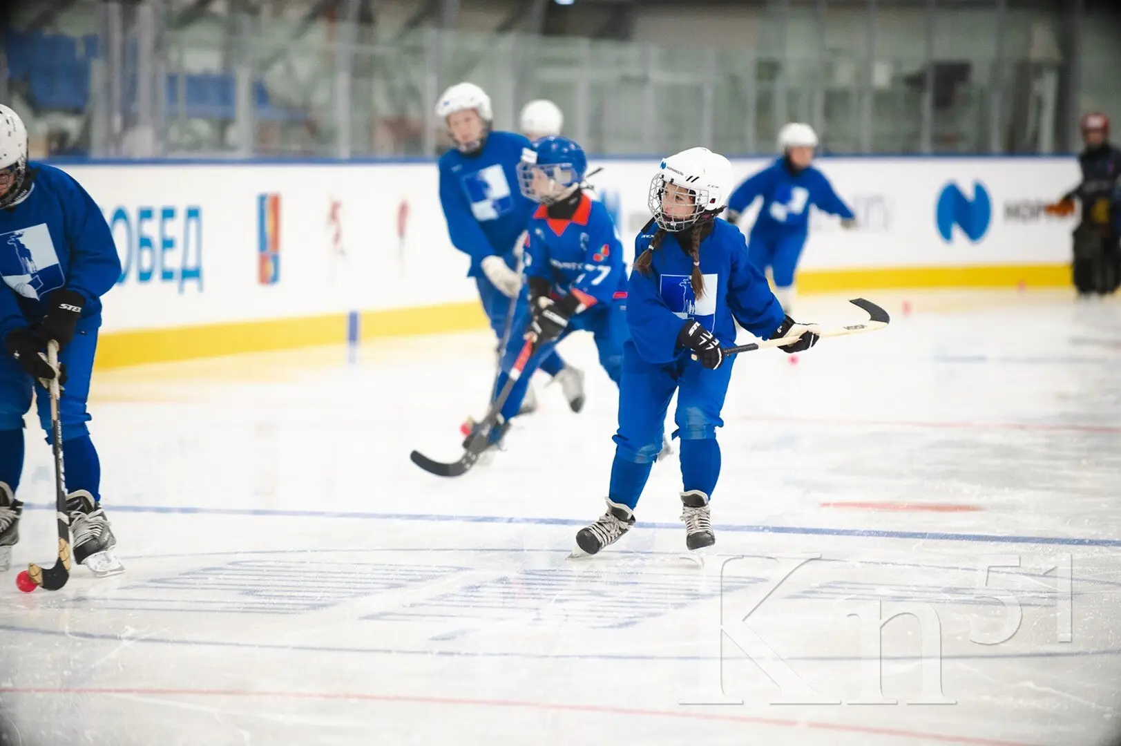 Первыми посетителями ледовой арены в Мончегорске: мастер-класс по хоккею для воспитанников спортшколы