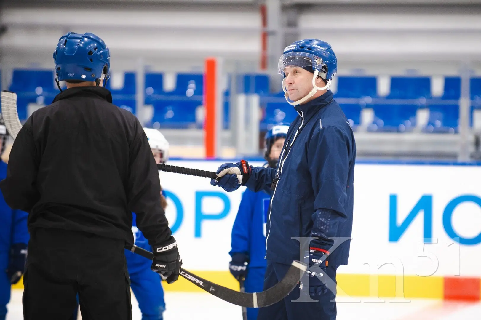 Первыми посетителями ледовой арены в Мончегорске: мастер-класс по хоккею для воспитанников спортшколы