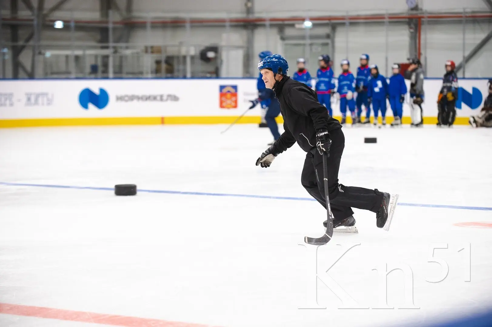 Первыми посетителями ледовой арены в Мончегорске: мастер-класс по хоккею для воспитанников спортшколы