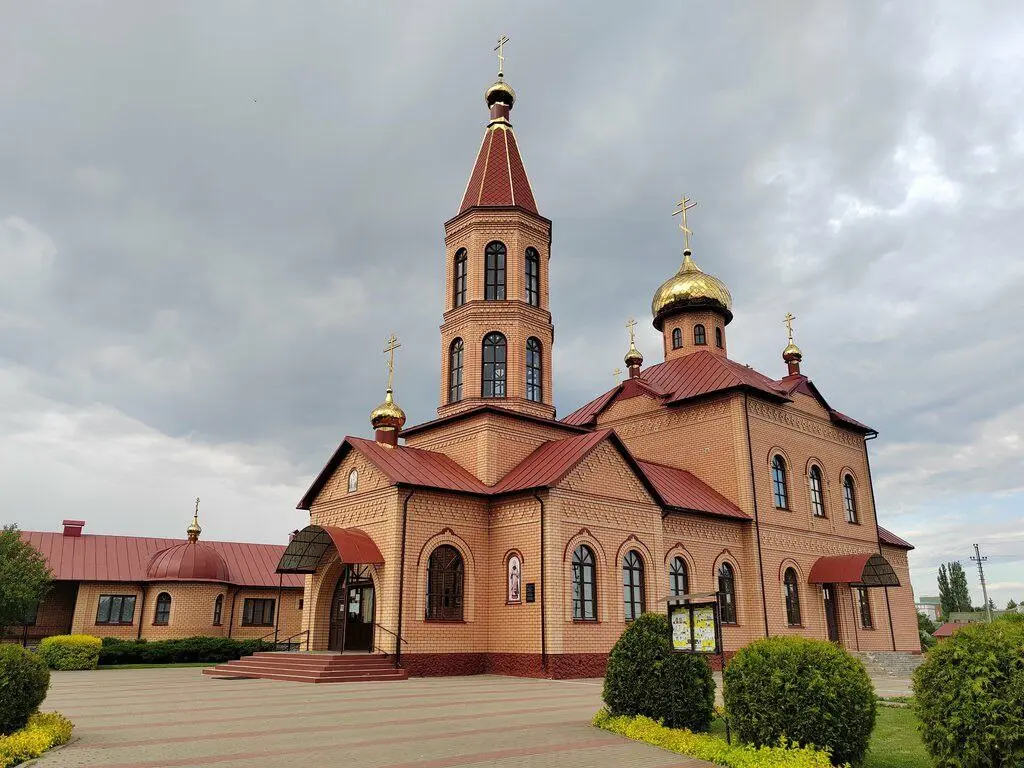 Божественная служба и ковчег с частью мощей святителя Николая Чудотворца