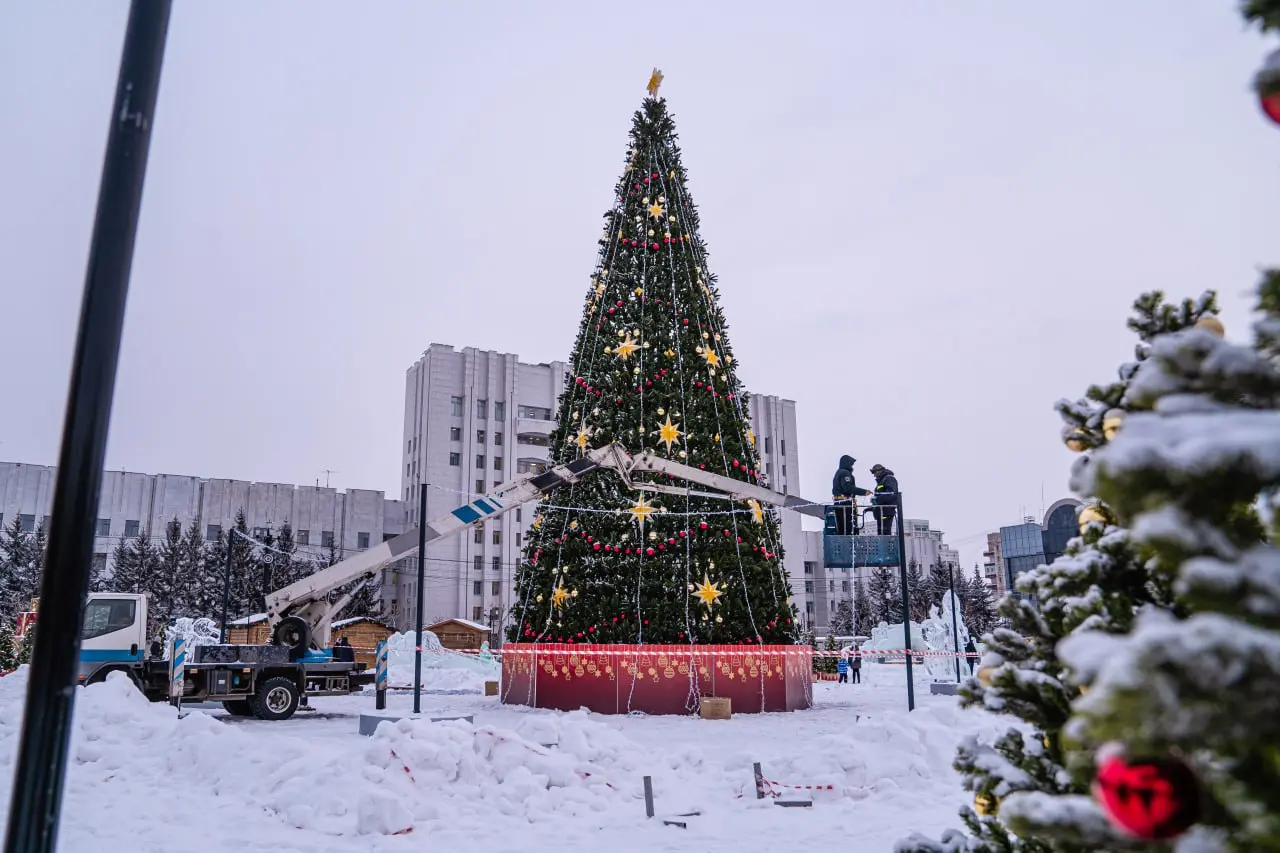 Новогодний городок на площади им. Ленина в Хабаровске