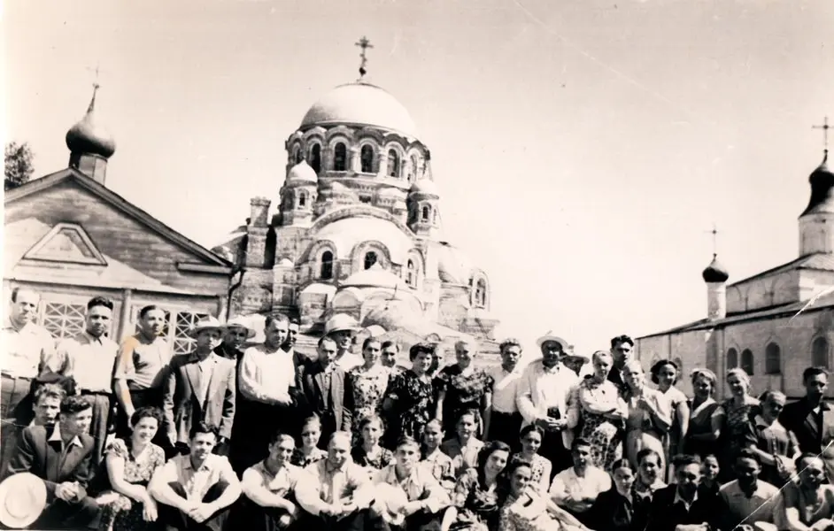 Выставка "Путешествовать значит жить"