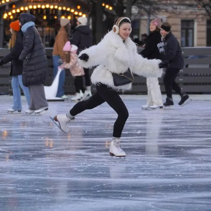 Каток заработал сегодня в Новои Голландии