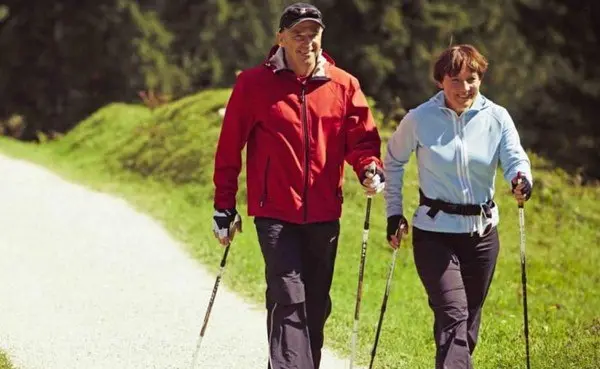 Северная ходьба для пенсионеров в рамках проекта "Жизнелюб"