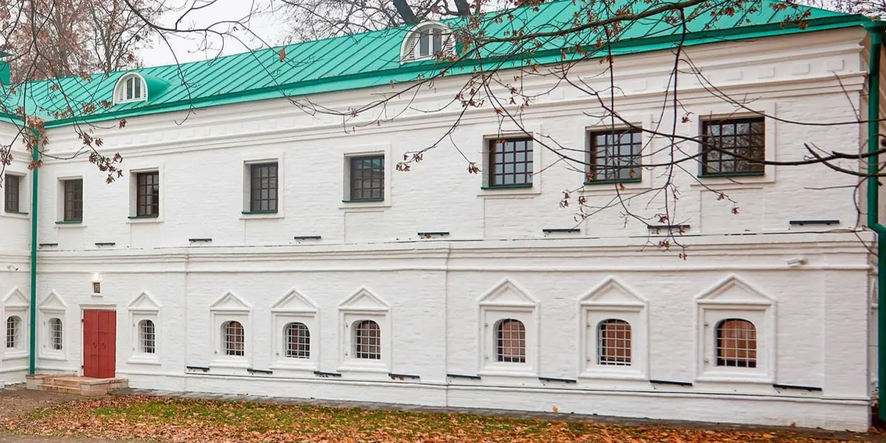 Реставрация Сытного двора в Коломенском усадьбе завершена; открытие временной выставки «Романовы. Из Петергофа в Москву»