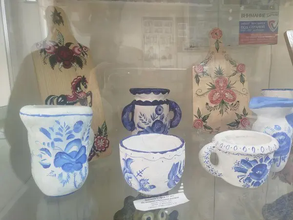 ДШИ Гармония приглашает в уютный мир русской сказки, где белоснежный фарфор оживает под кистью юных …