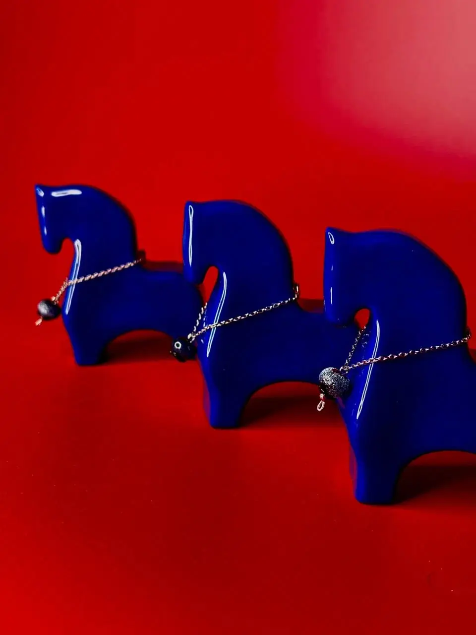 Дома. Но внутри дома тоже должно быть стильно и уютно