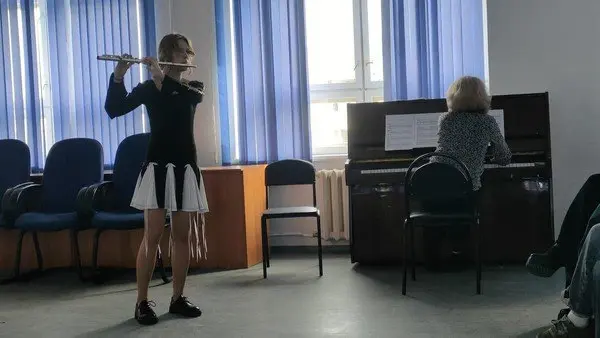 Есть матери любовь, она хранит и греет