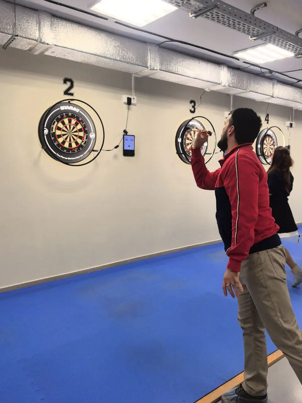 Играют в дартс