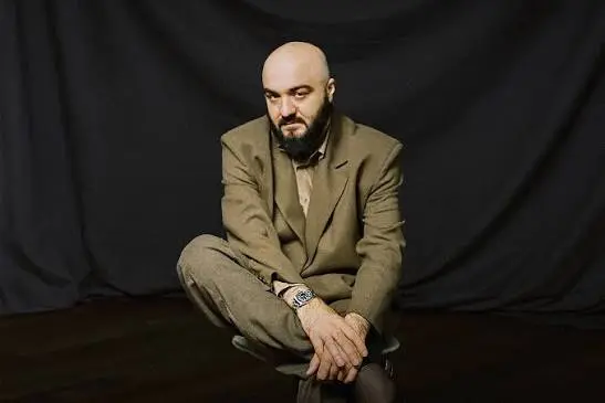 Стендап-комик Расул Чабдаров на сцене АГУ