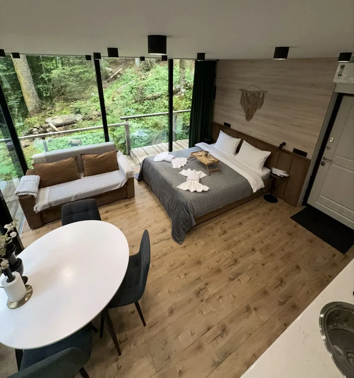 Ближайшие свободные даты в ЕДИНСТВЕННЫЙ СТЕКЛЯННЫЙ ДОМИК в Домбае в лесу