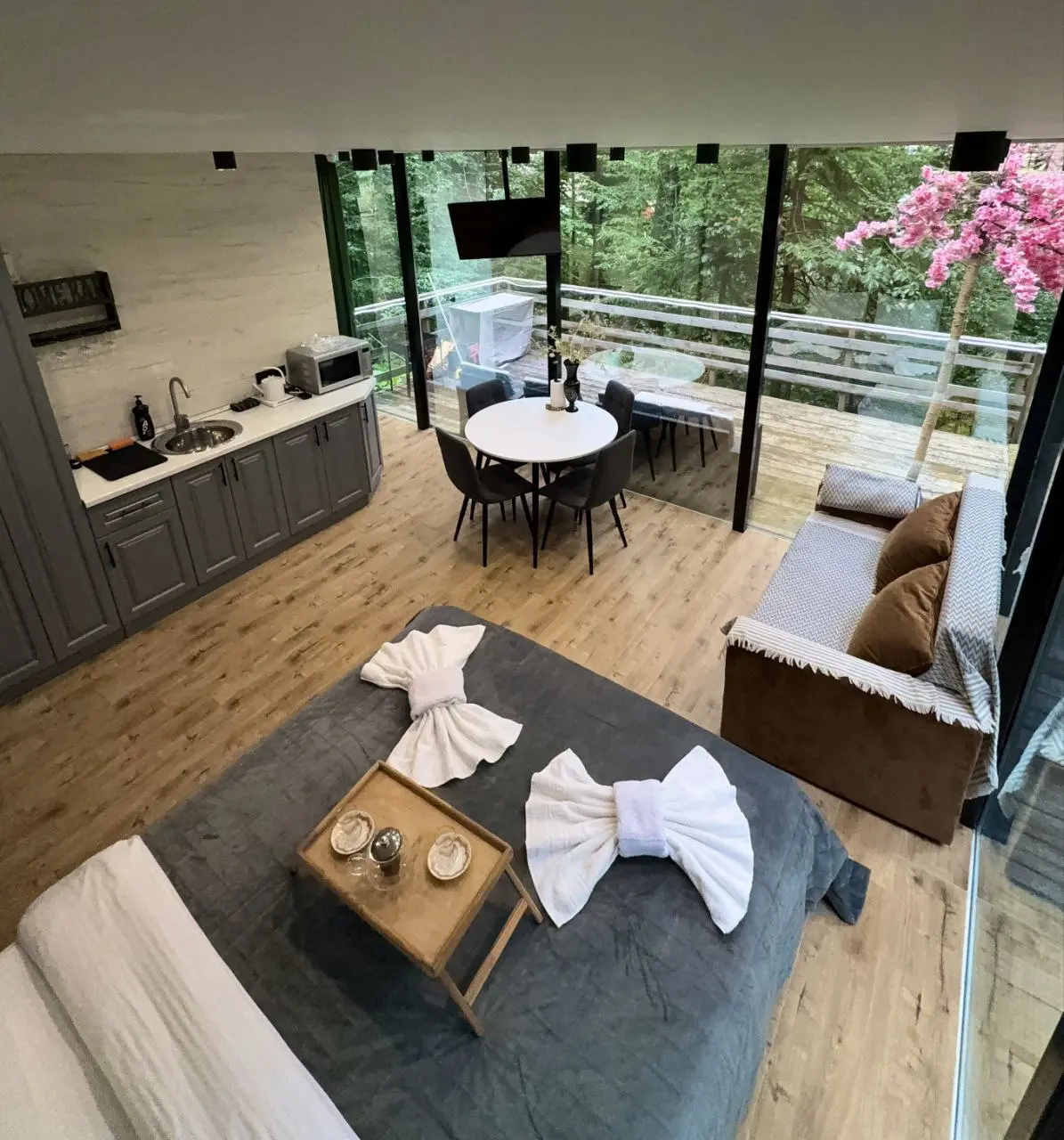 Ближайшие свободные даты в ЕДИНСТВЕННЫЙ СТЕКЛЯННЫЙ ДОМИК в Домбае в лесу