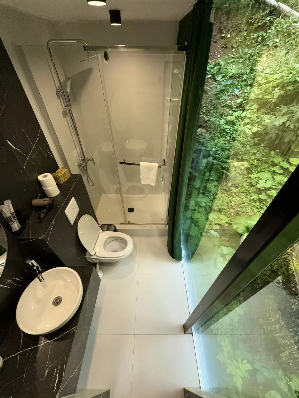 Ближайшие свободные даты в ЕДИНСТВЕННЫЙ СТЕКЛЯННЫЙ ДОМИК в Домбае в лесу