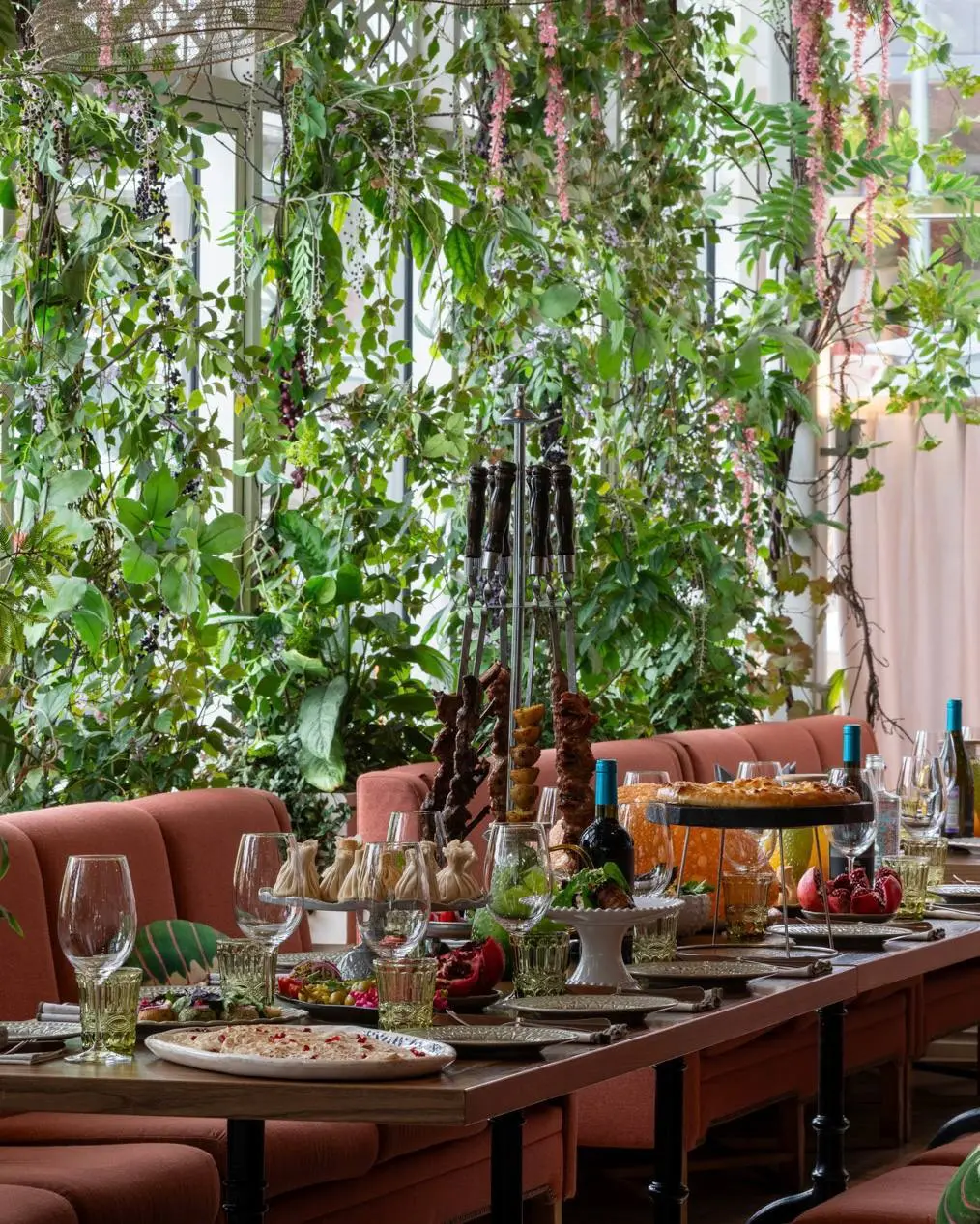 Грузинское застолье, Дед Мороз и подарки: новогодние корпоративы в «Большом Грузинском»