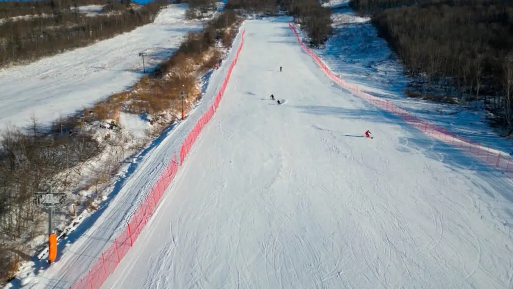 Сборная Санкт-Петербурга по фристайлу приступила к тренировкам на магаданских горнолыжных склонах