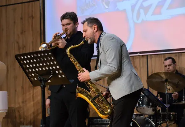 С новым джазом!