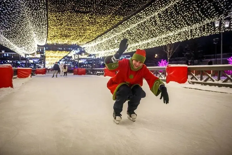 Каток на Кремлевской набережной и новогодняя ярмарка