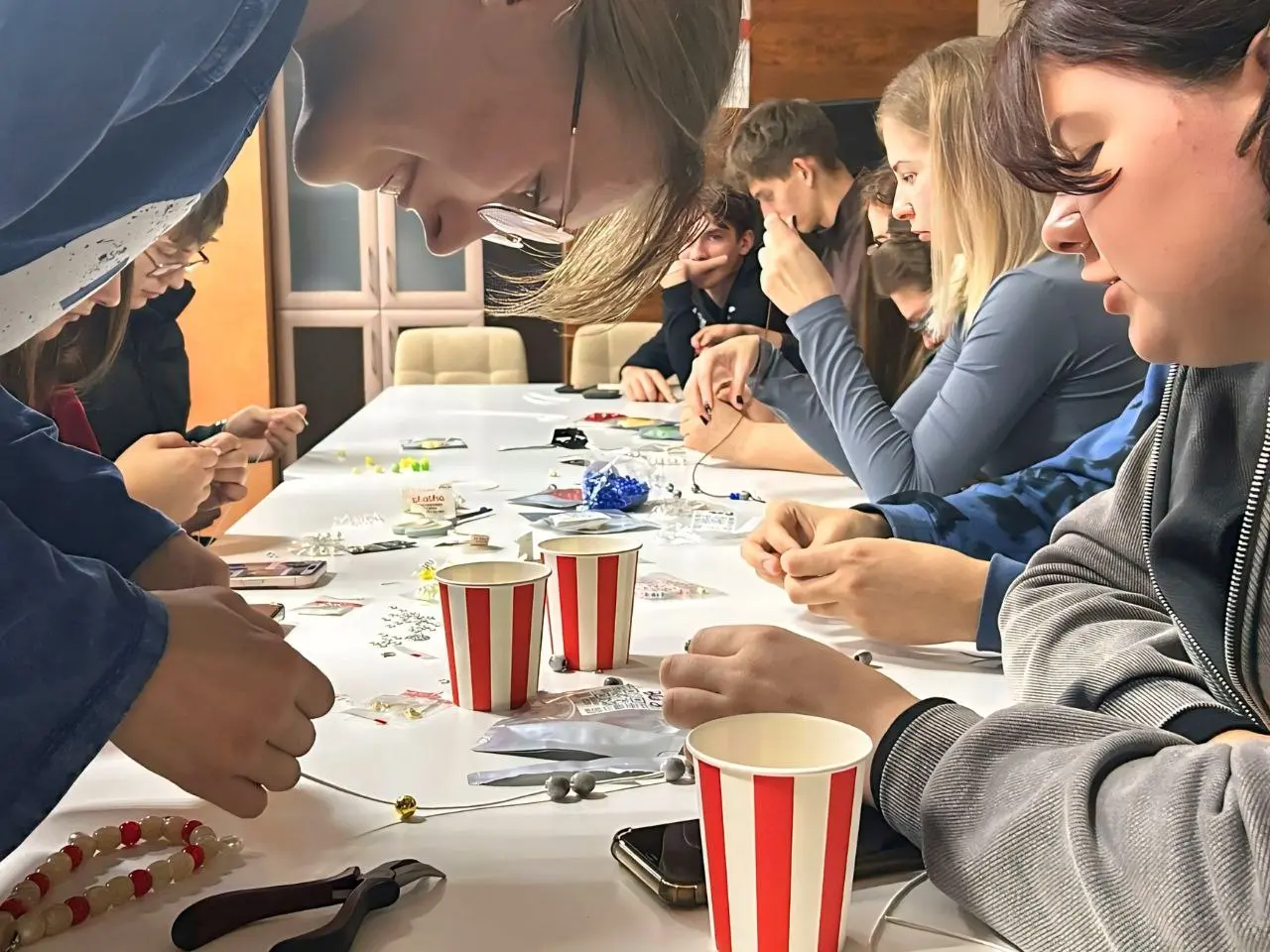 Лапки, кисточки и гармония — вечер арт-терапии и портретов питомцев от бренда «Хвастун»