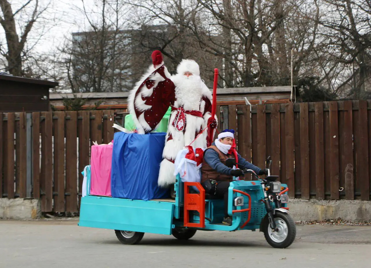 День рождения Деда Мороза в парке города Южно-Сахалинска
