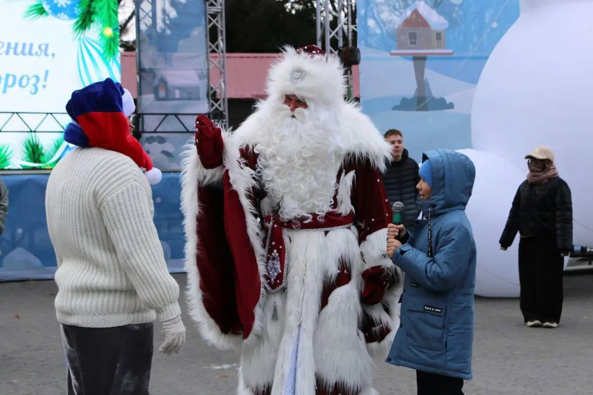 День рождения Деда Мороза в парке города Южно-Сахалинска