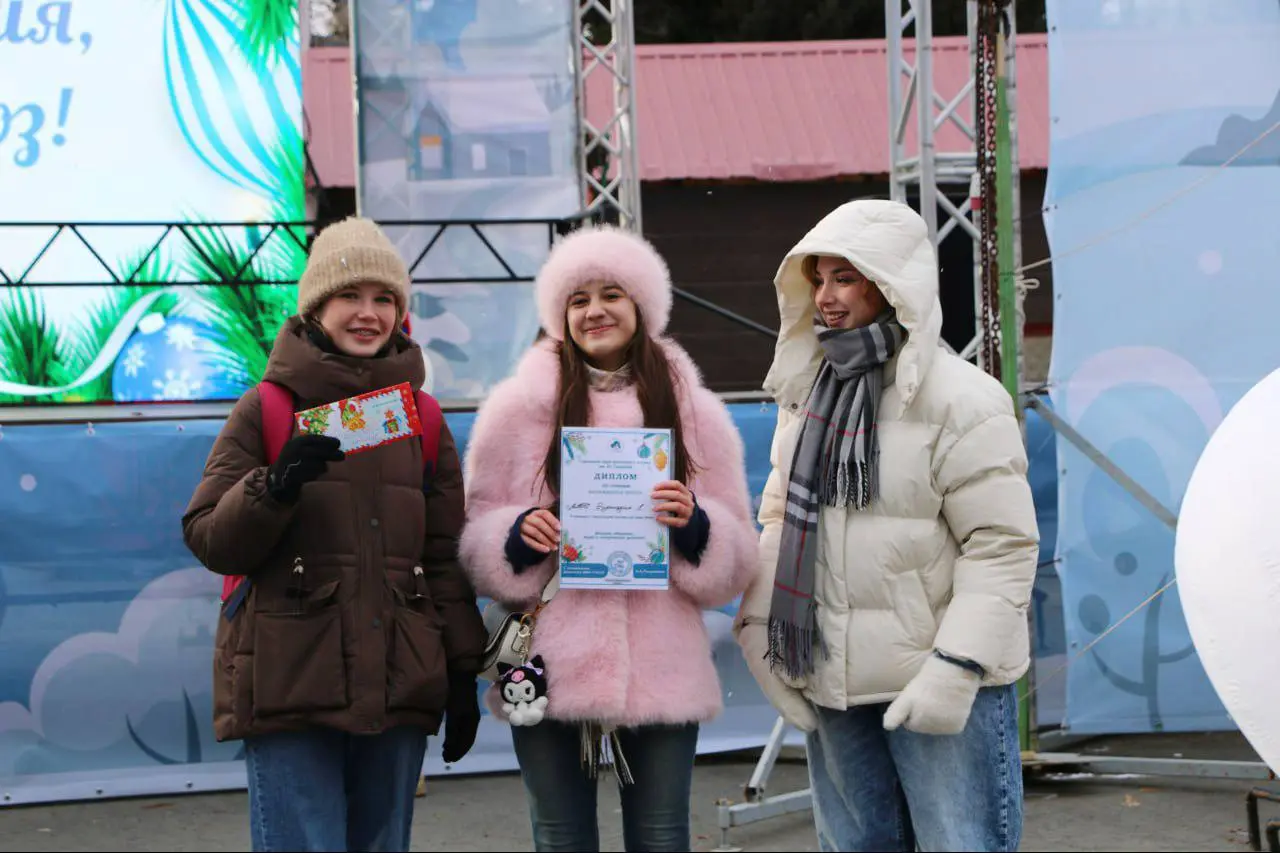 День рождения Деда Мороза в парке города Южно-Сахалинска