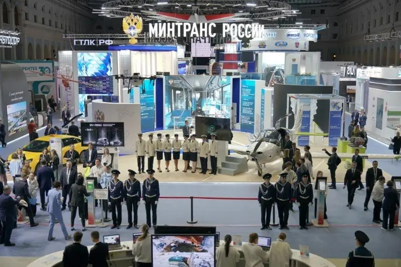 Евгений Первышов обсуждает развитие пассажирских перевозок на транспортной неделе в Москве