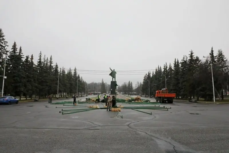 Монтаж новогодней ели на площади Ленина (Уфа)