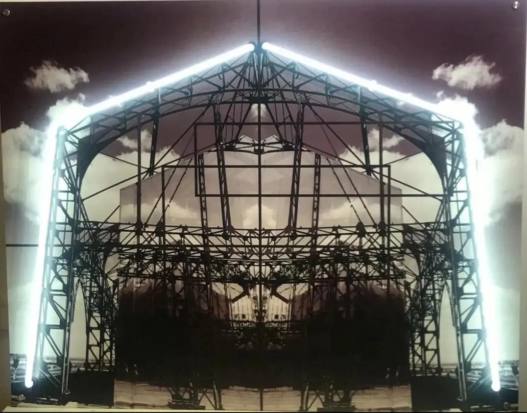 Неон и искусство: новая выставка Ольги Резановой в Тарусе